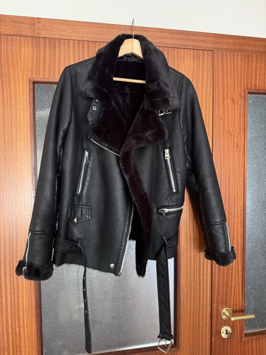 Casaco preto pele com pelo por dentro