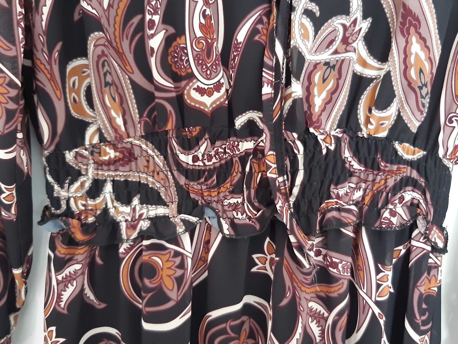 Czarna sukienka w brązowe wzory