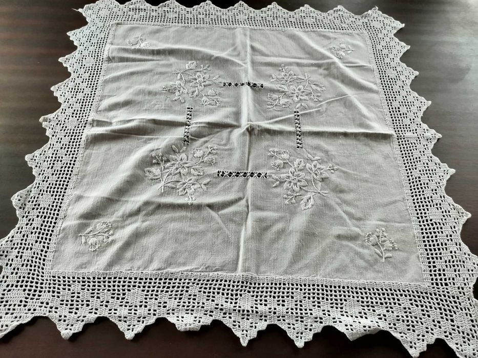 Toalha em linho bordado a mão e renda a volta