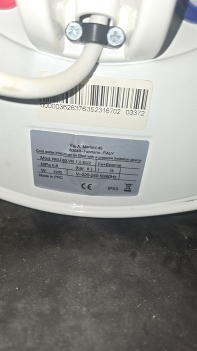 Este é um termoacumulador elétrico da marca Termat, adequado para aquecimento de água..