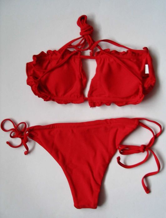 Kostium kąpielowy bikini w kolorze czerownym