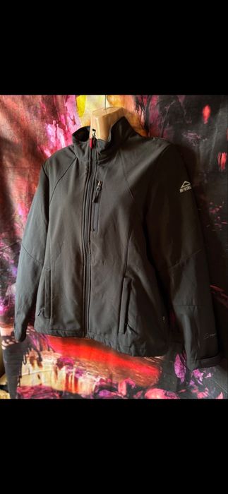 жіноча куртка softshell від бренду McKinley.