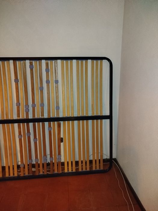 Estrado metálico com ripas em madeira