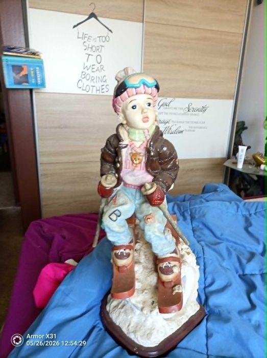 boneco de  loiça menino na neve