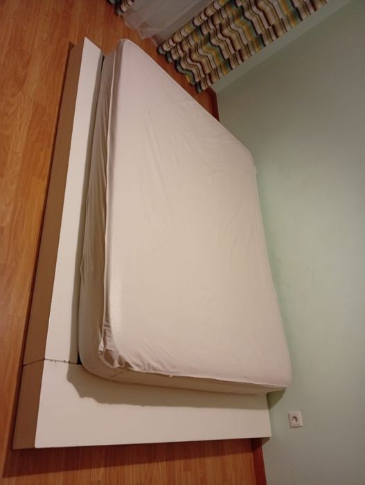 Cama casal com colchão incluído