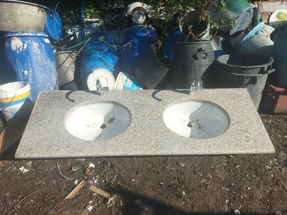 Dois lavatórios com torneiras em pedra granito