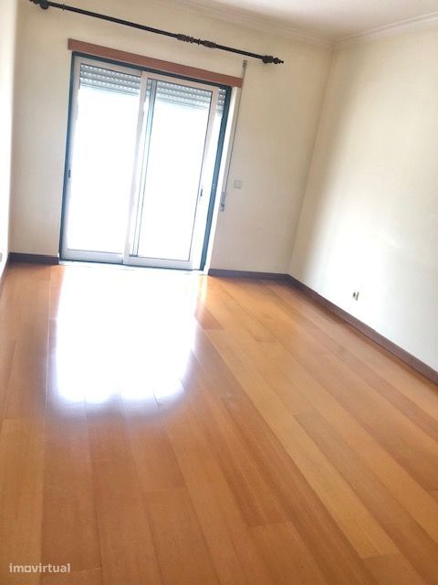 Apartamento T3 com garagem e terraço em Leiria