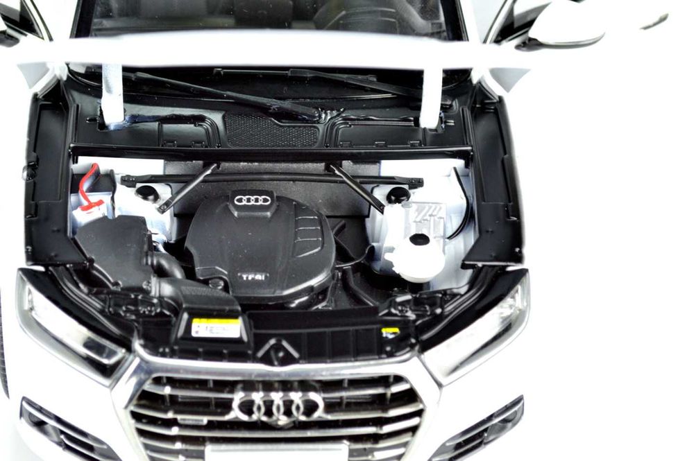 Модель автомобіля 1:18 Audi Q5L