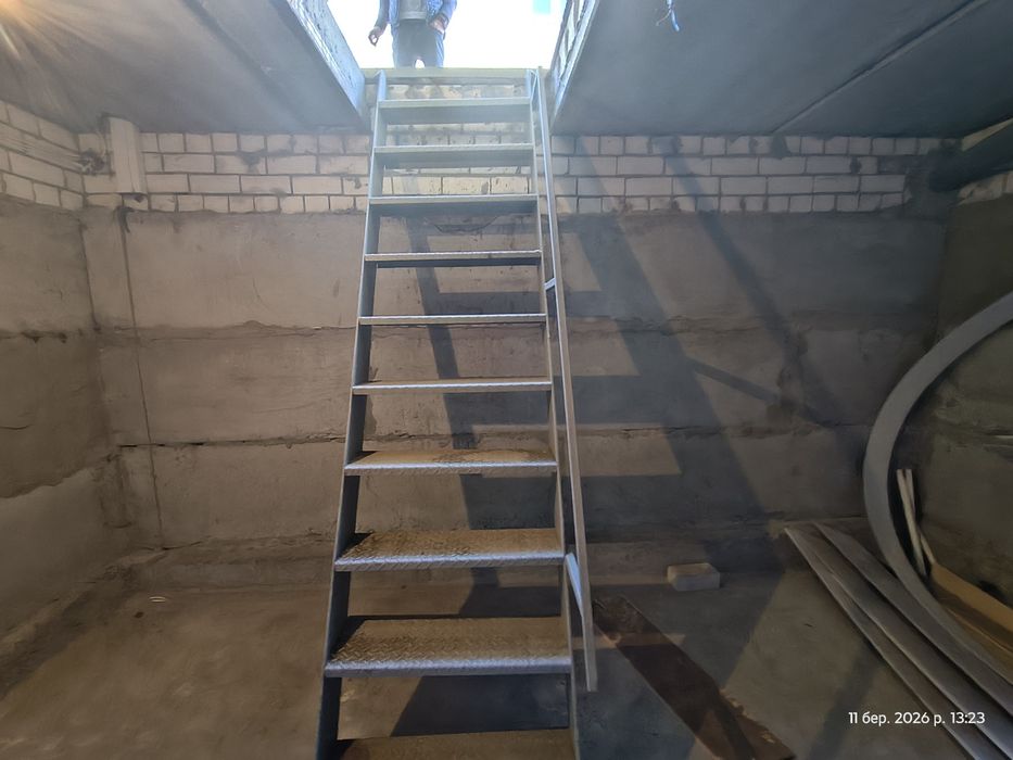 Продам гараж Північ север пивнич 3 поверхи по 5х6  висота 3.05  хозяїн