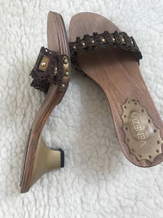 Drewniane brązowe eleganckie klapki na średnim obcasie vintage Venezia