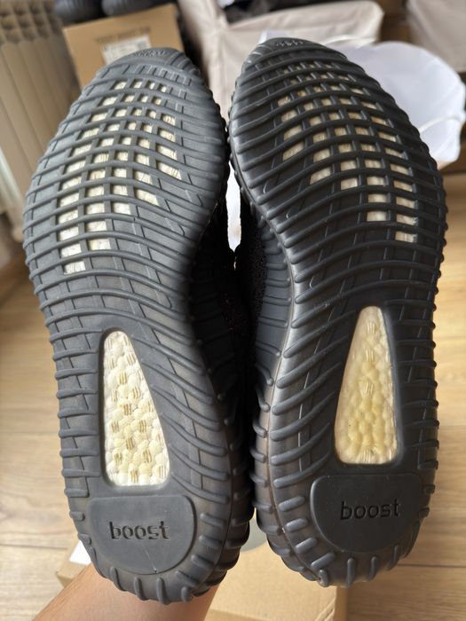 Adidas Yeezy Boost 350 V2 Red Stripe buty sneakersy czarne niskie 44