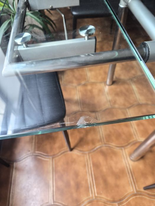 Mesa com tampo de vidro