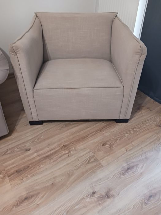 Fotel w kolorze jasnobeżowym