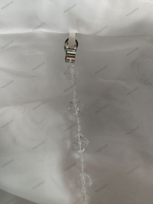 Firana z wiszącymi ażurami na kryształach