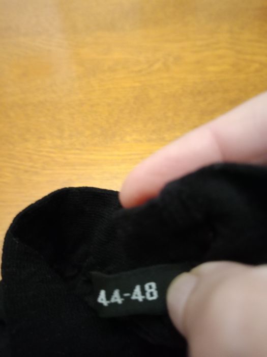 Używane czarne rajstopy modelujące.