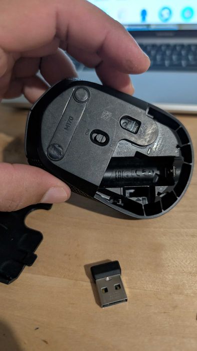 Бездротова мишка Logitech M170 (Працює через раз)