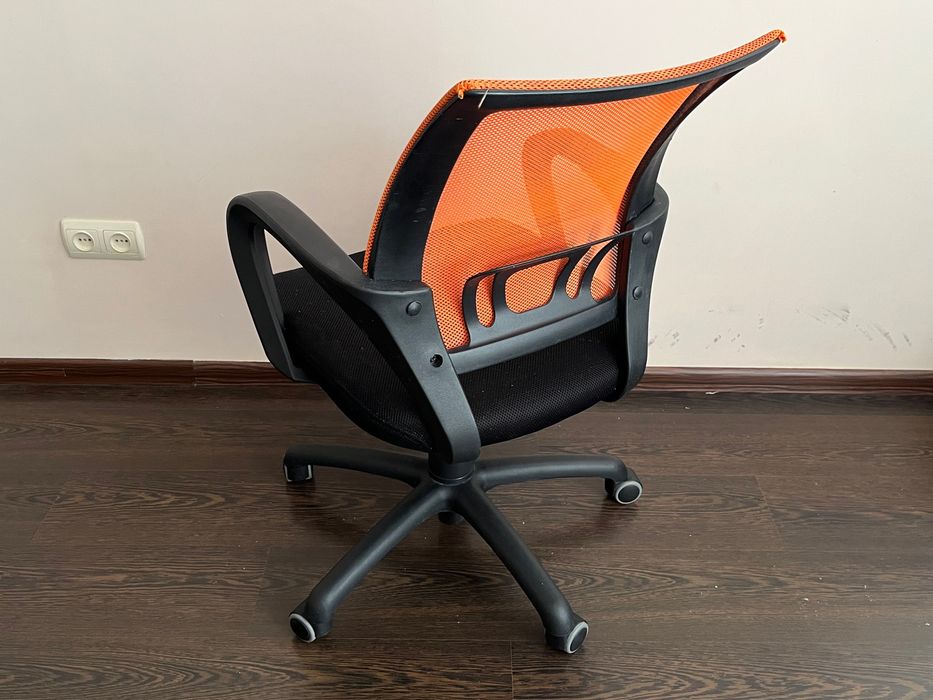 Офісне крісло AMF