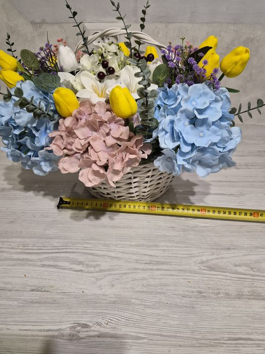 Композиція зі штучних квітів на кладовище корзина