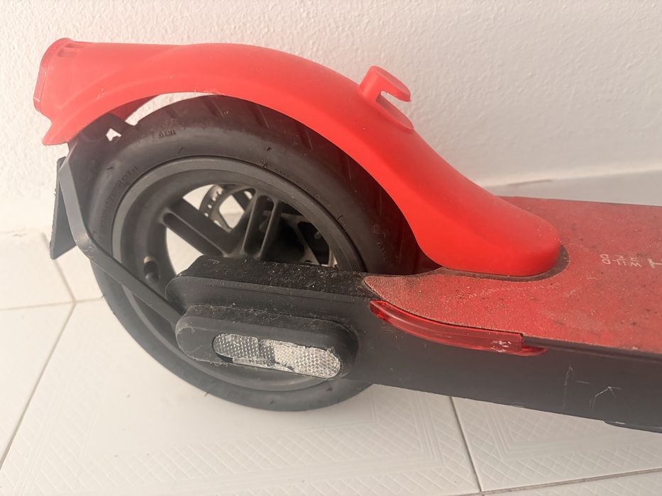 Trotinete Elétrica (para reparação) [OLSSON- fresh wild red] + Carregador semi-Novo