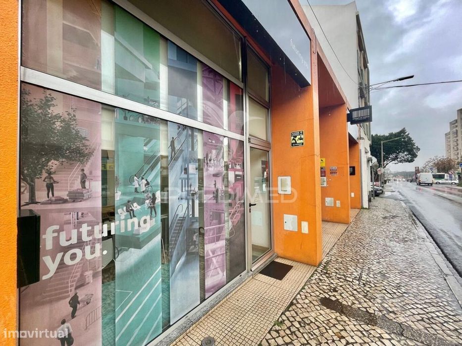 Espaço comercial com 121m2 no centro do Carregado
