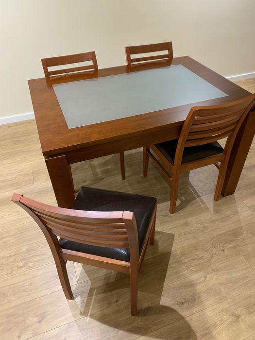 Mesa sala jantar + cadeiras  + um móvel TV tudo em cerejeira