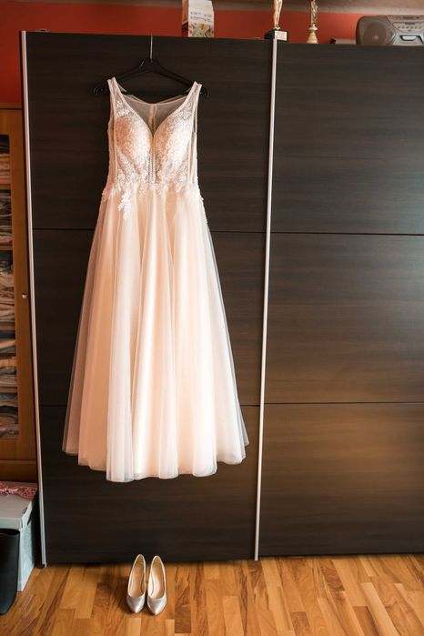 Brzoskwiniowa suknia ślubna