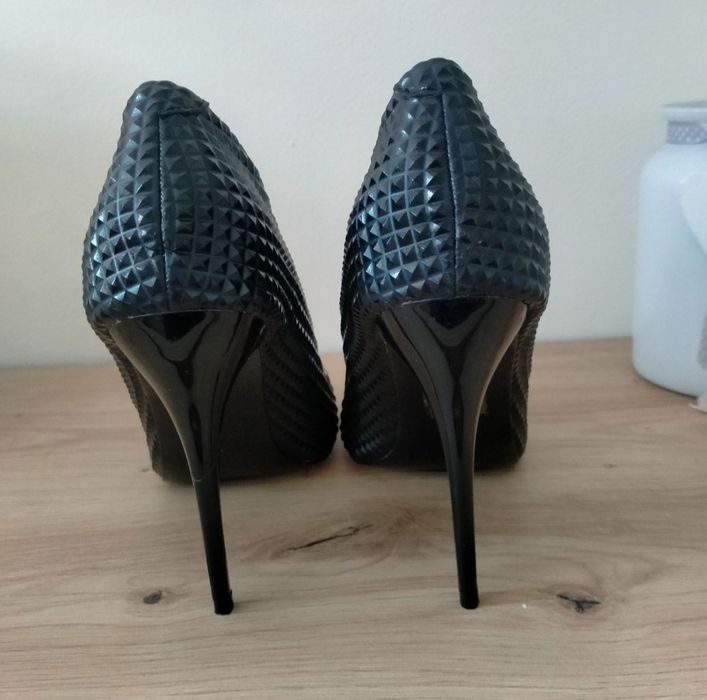 Eleganckie szpilki wytłaczany wzór Belluci