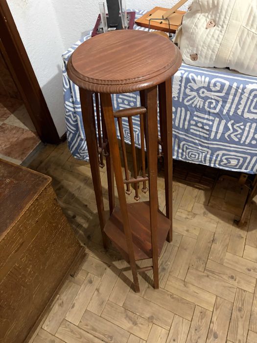Pedestal em Madeira