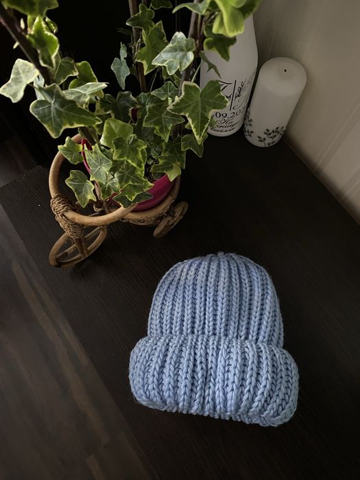 Продам вʼязану теплу шапулю. Ніжно блакитного кольору. Нова