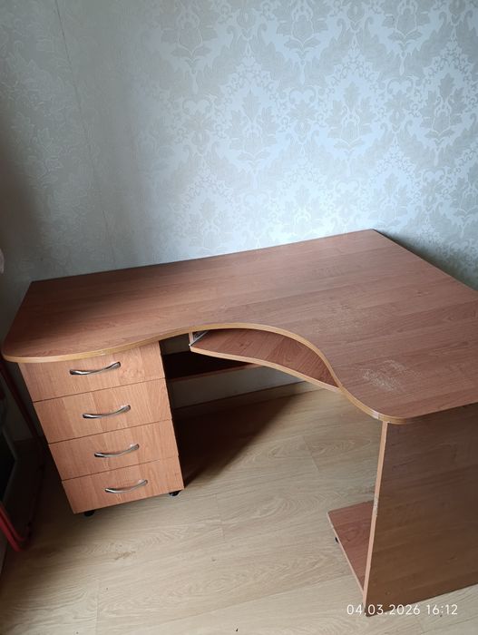 Компьютерный стол,угловой. Идеальное состояние