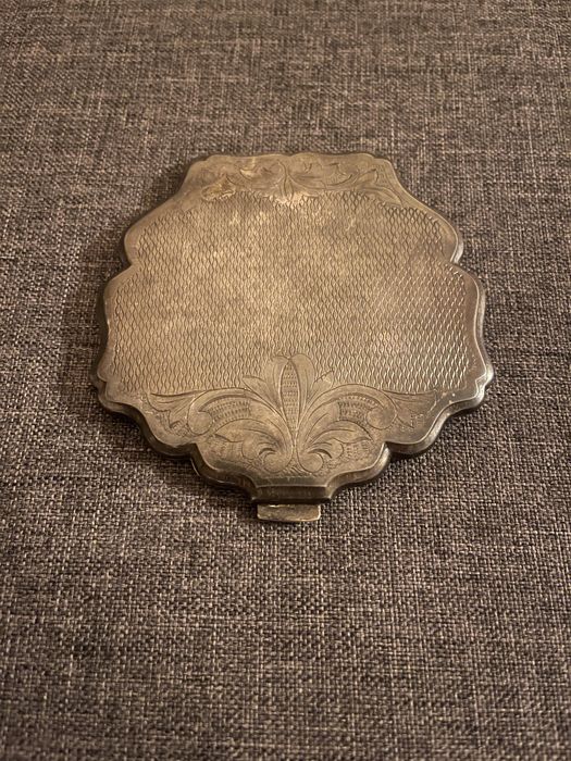 Srebrna przedwojenna pudernica