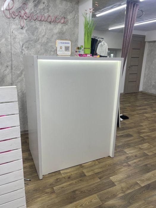 Стійка ресепшн з підсвіткою