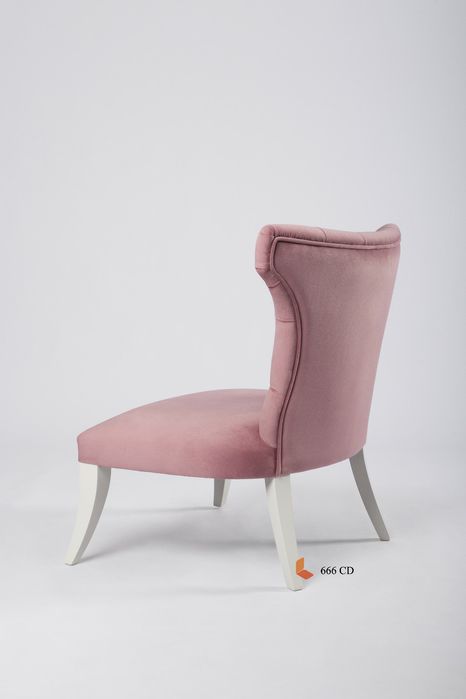 Cadeirão rosa com capitoné