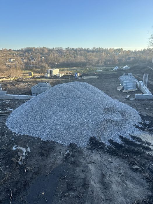 Пісок річковий, пісок яружний(овражний), щебінь фр. 5*20,20*40,40*70