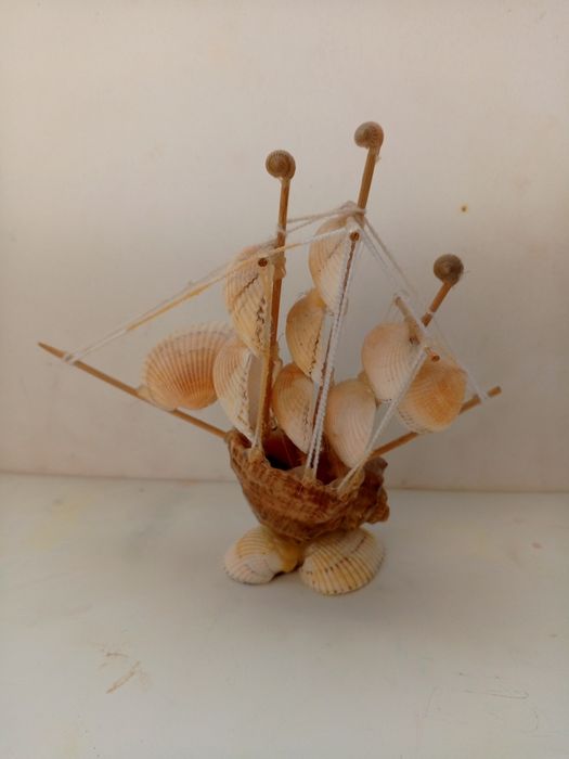 Корабль из ракушек для аквариума