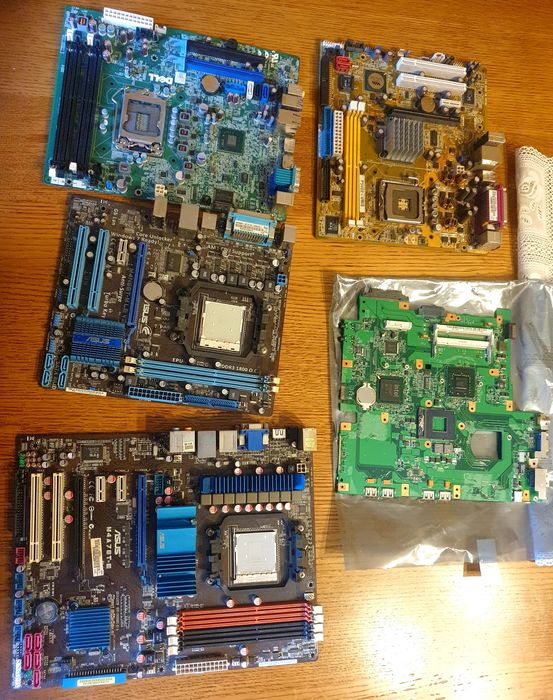 Zestaw plyt głównych + 2 monitory, jeden cały komputer bez hdd