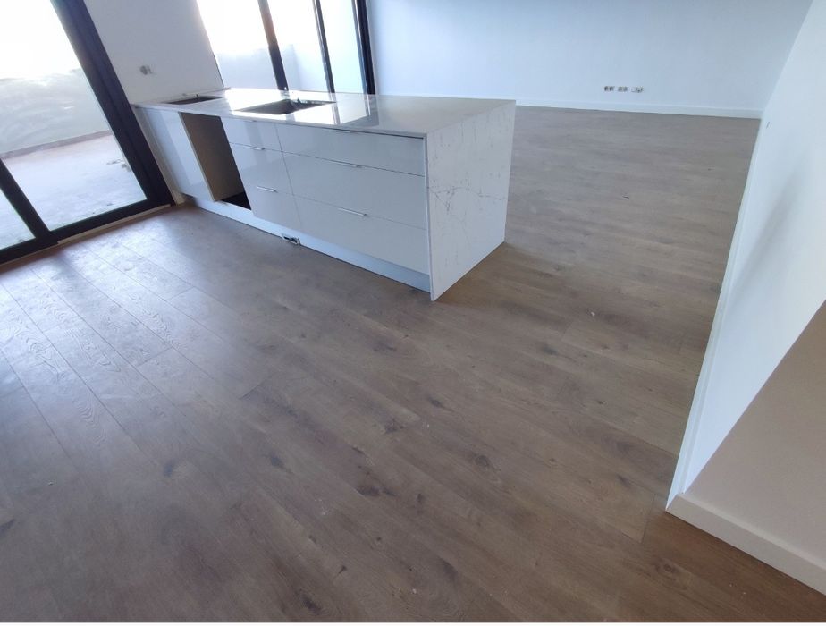 Aplicação de piso flutuante,vinílico,rodapés, ext. Anos de experiência