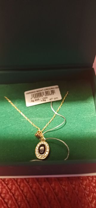 Wisiorek na pozłacanym łańcuszku Yes