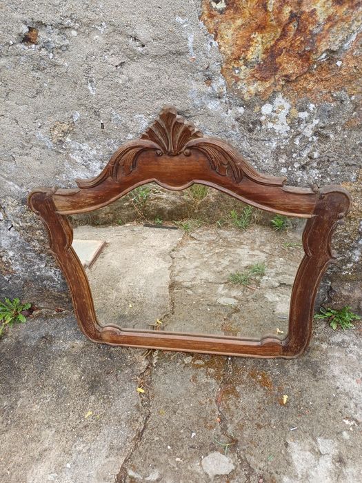 Espelho com moldura em madeira