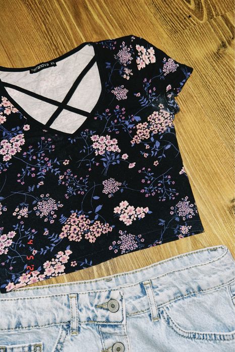 футболка з красивим вирізом спереді