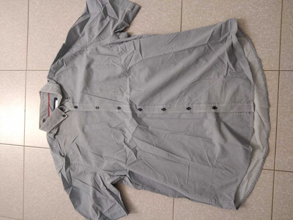 Várias camisas em bom estado
