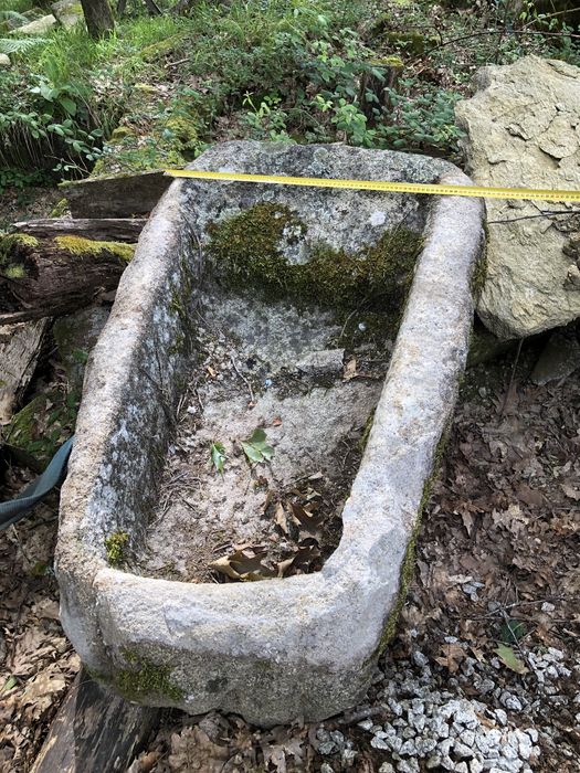 Pia antiga em granito