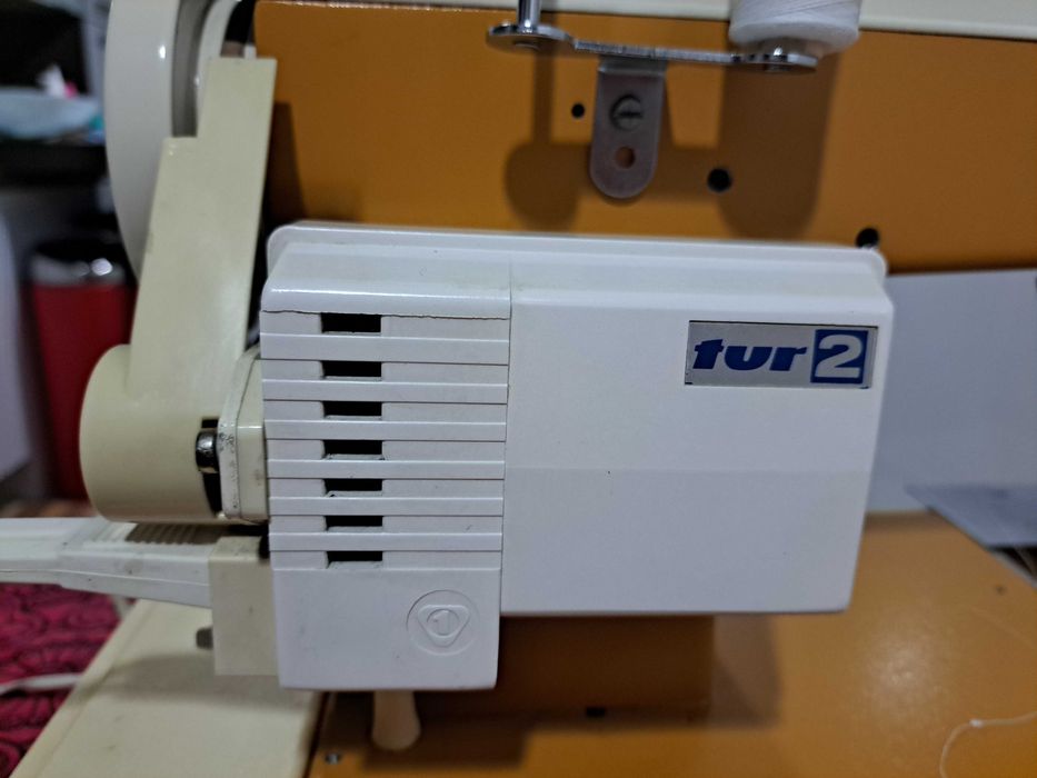 Máquina de costura eléctrica e portátil - Usada