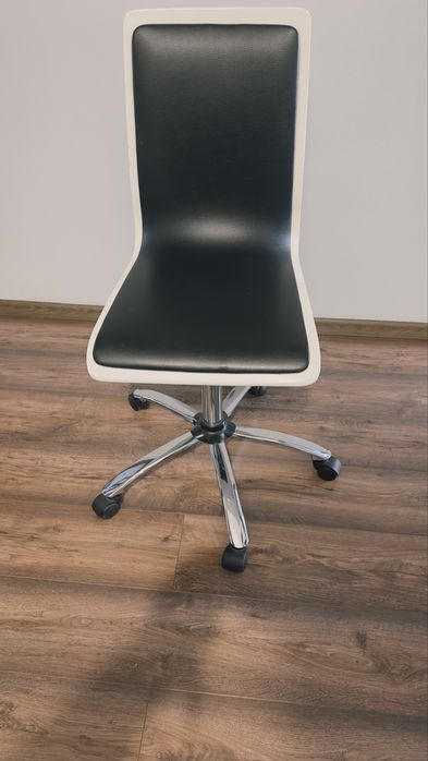 Krzeslo do komputera lub toaletki