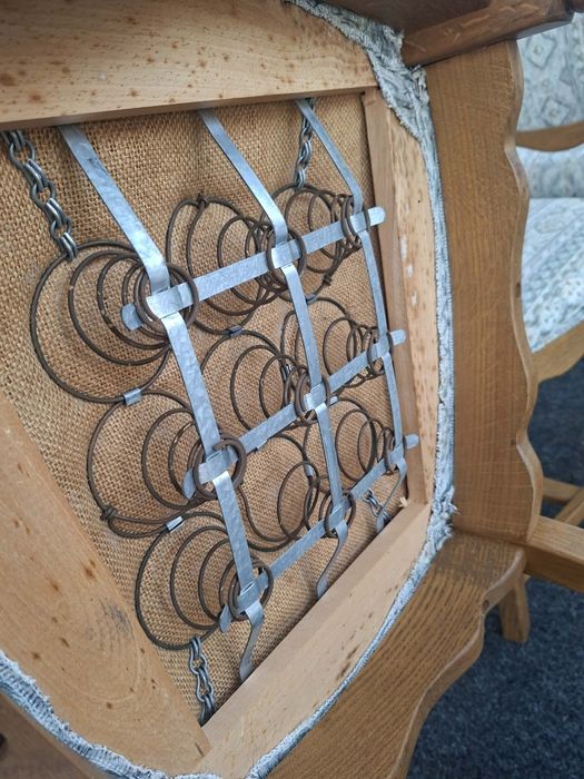 Krzesła dębowe 6 sztuk na sprężynach stan idealny.