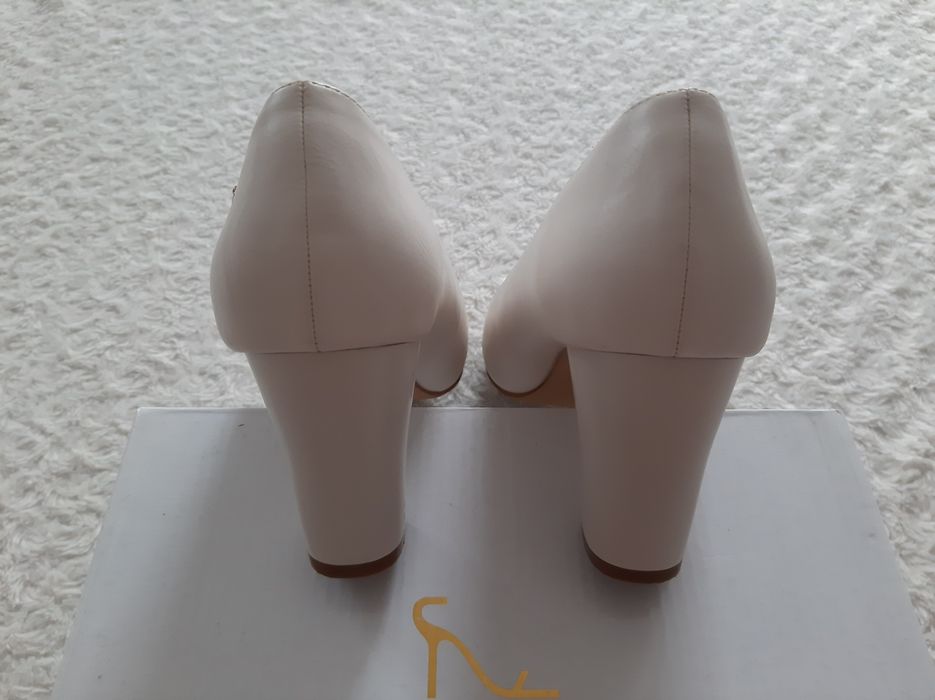 Sergio Leone kremowe jak nowe r. 39/24,7 cm
