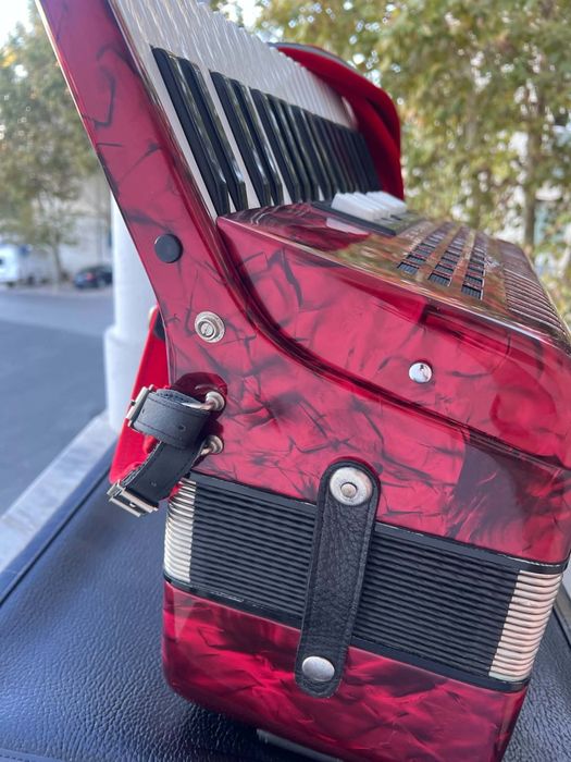 Acordeão HOHNER Student à 3a voz com 120 baixos como novo - mala e acessórios novos incluídos