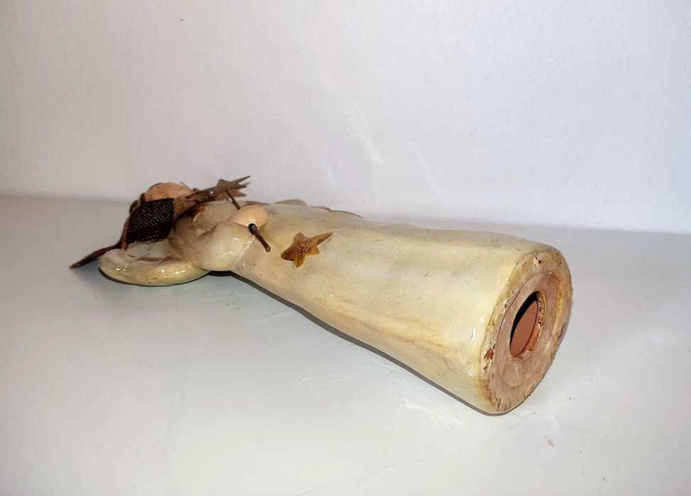 Anjo em cerâmica vidrada com adereço em tecido