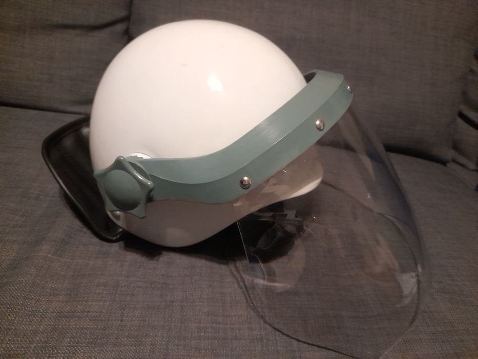 Policyjny kask z przyłbicą