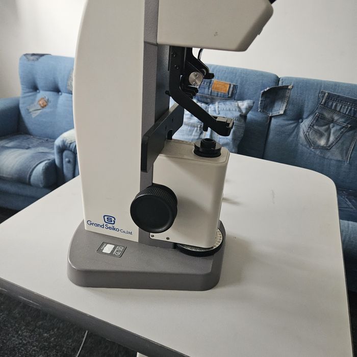 Frontocometro e mesa elevatória para optometria e oftalmologia.